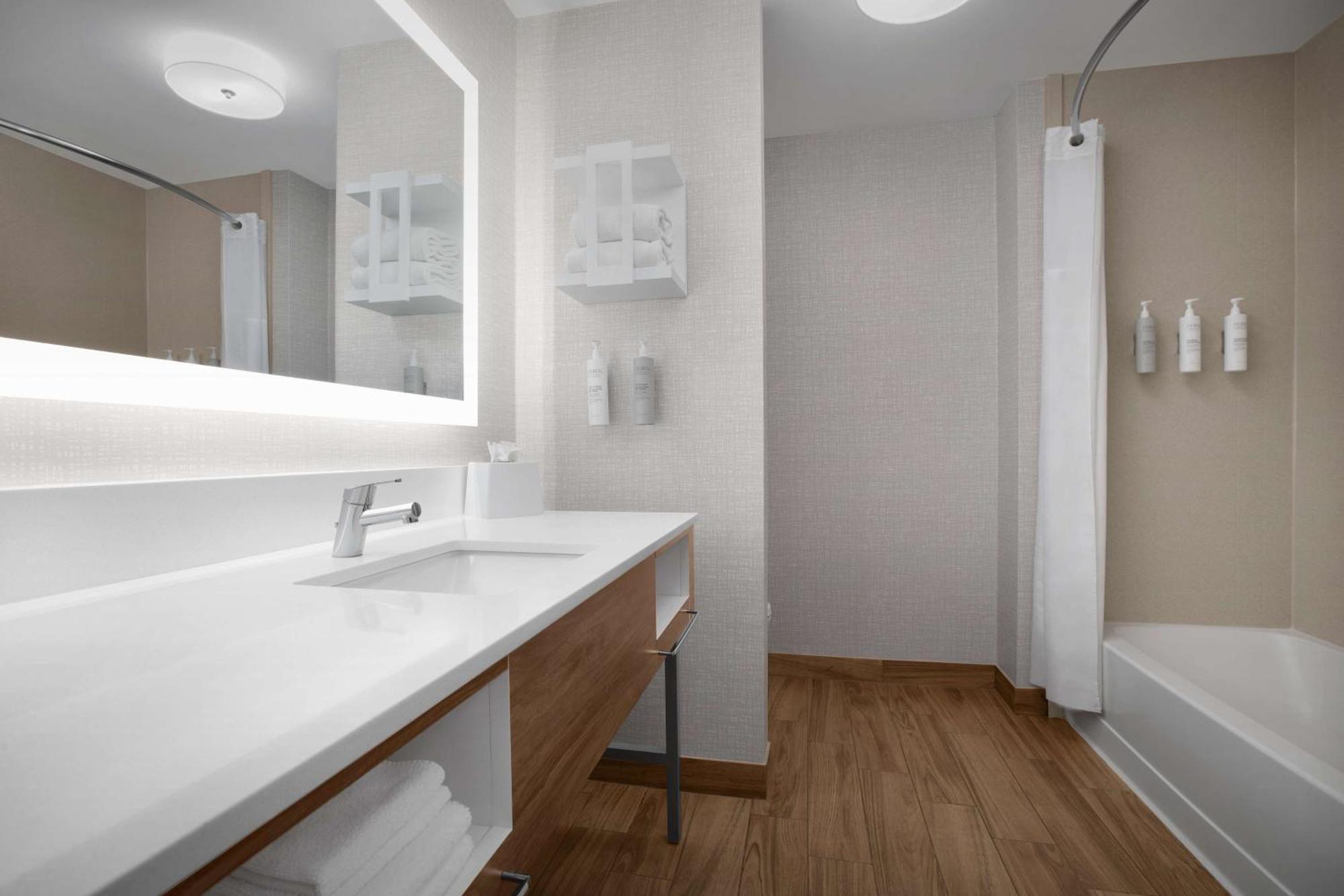 Hampton Inn Yorkville Экстерьер фото