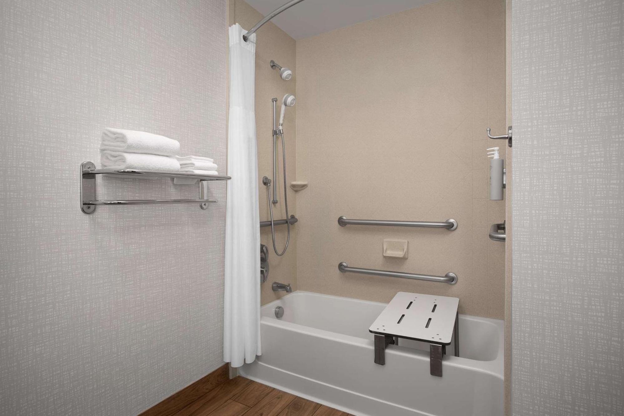 Hampton Inn Yorkville Экстерьер фото