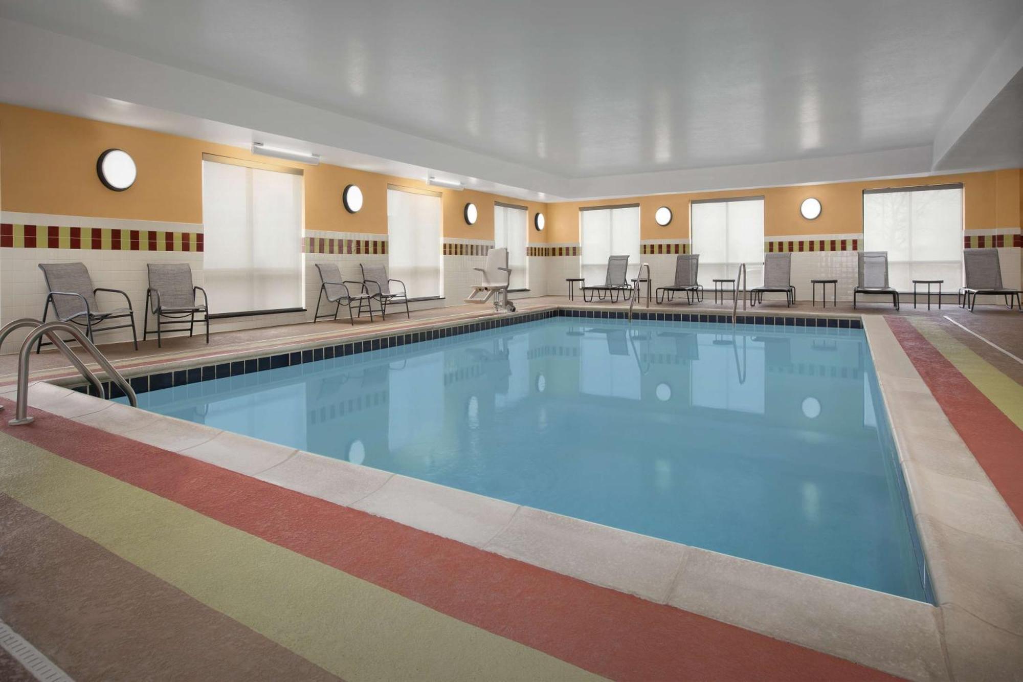 Hampton Inn Yorkville Экстерьер фото